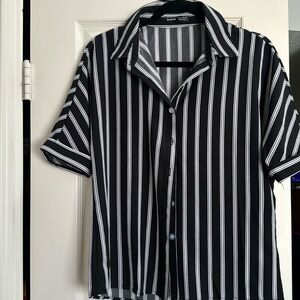 SHEIN - Medium black and white short sleeve blouse. Botton down. MEDIUM